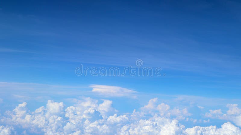 Foto Hermosa Nube Blanca En El Cielo Azul Como Fondo. Foto de archivo -  Imagen de cubierta, cielo: 165029878