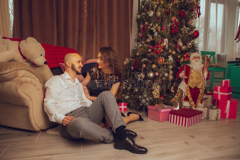 Foto horizontal de pareja feliz enamorada celebra año nuevo y navidad juntos en casa fotografía de archivo