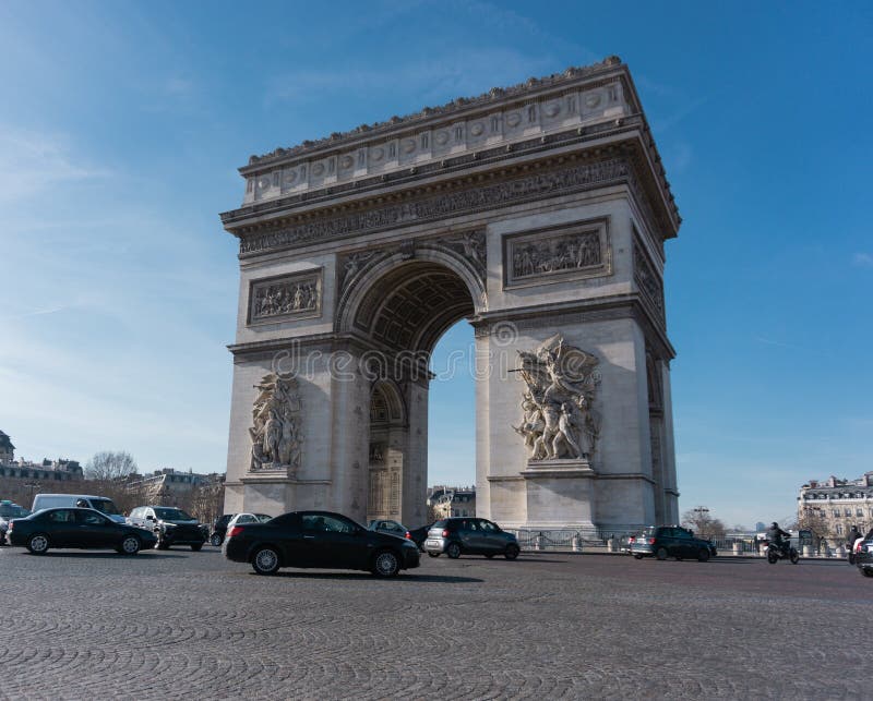 Foto horizontal de París Francia del tráfico de la luz del día de Arc de Triomphe imagen de archivo libre de regalías Foto horizontal de París Francia del tráfico de la luz del día de Arc de Triomphe imagen de archivo libre de regalías