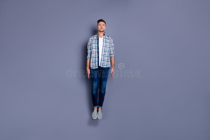 Foto integral de la opinión de tamaño de cuerpo de la juventud gris aislada ajuste de entrenamiento enérgica enfocada del fondo d fotos de archivo Foto integral de la opinión de tamaño de cuerpo de la juventud gris aislada ajuste de entrenamiento enérgica enfocada del fondo d fotos de archivo