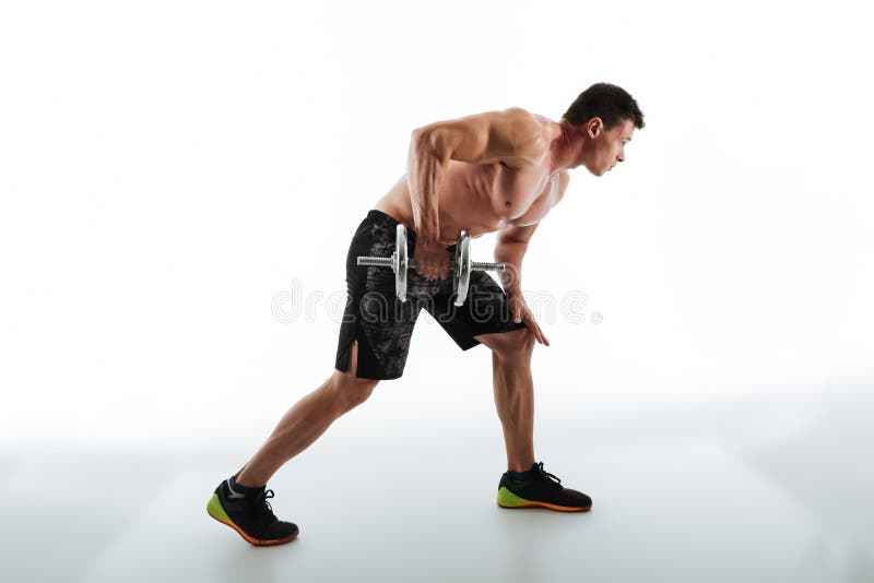 Foto integral del entrenamiento muscular atractivo joven del hombre con imagen de archivo Foto integral del entrenamiento muscular atractivo joven del hombre con imagen de archivo