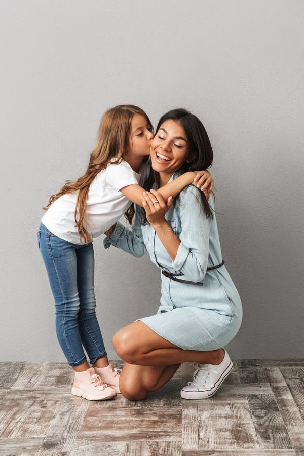 Foto integrale di bella figlia che la abbraccia e che bacia fotografia stock Foto integrale di bella figlia che la abbraccia e che bacia fotografia stock