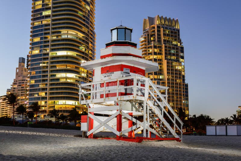 Foto istantanea di un supporto del bagnino di Miami Beach con i condomini del highrise nel fondo fotografia stock Foto istantanea di un supporto del bagnino di Miami Beach con i condomini del highrise nel fondo fotografia stock