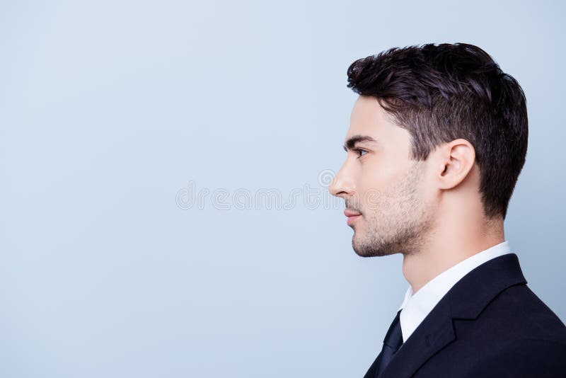 Foto lateral do perfil de um corretor de imóveis considerável novo de brunete com bris imagem de stock royalty free Foto lateral do perfil de um corretor de imóveis considerável novo de brunete com bris imagem de stock royalty free