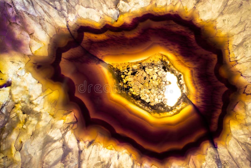Foto macro de uma fatia colorida da rocha da ágata