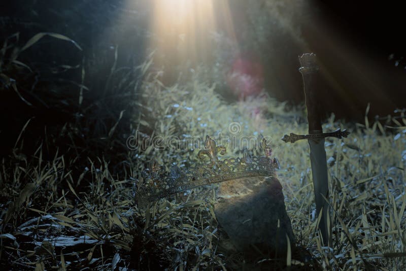 foto misteriosa e magica della spada d'argento accanto alla corona dell'oro di re nel legno dell'Inghilterra o nel paesaggio del
