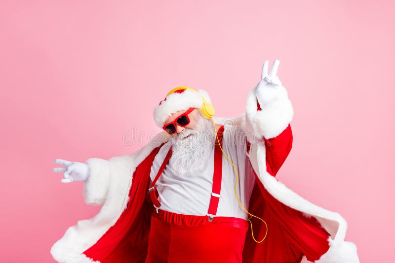 Foto moderner flippiger Weihnachtsmann hören Weihnachtsweihnachten Stereoradionutzungskopfhörer Hände, das mit dem Finger heben d