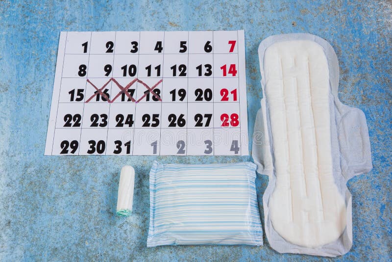 Foto médica da concepção O sorriso sonhador vermelho faz crochê a gota do sangue, almofada diária e menstrual e tampão Dias críti imagem de stock royalty free Foto médica da concepção O sorriso sonhador vermelho faz crochê a gota do sangue, almofada diária e menstrual e tampão Dias críti imagem de stock royalty free