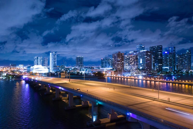 Foto notturna aerea di Macarthur Causeway nel centro di Miami a Biscayne Bay fotografia stock Foto notturna aerea di Macarthur Causeway nel centro di Miami a Biscayne Bay fotografia stock