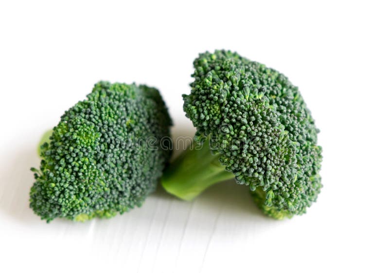 Foto para a bandeira com brócolis Bandeira da dieta Foto dos brócolis em um fundo de madeira branco Vegetarianos, alimento biológ foto de stock royalty free Foto para a bandeira com brócolis Bandeira da dieta Foto dos brócolis em um fundo de madeira branco Vegetarianos, alimento biológ foto de stock royalty free