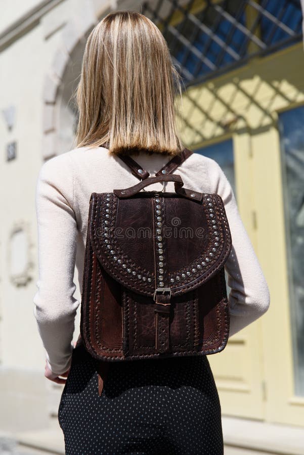 Foto Parcial De Una Con Mochila De Cuero Marrón De Aspecto Antiguo Y Retro. Foto Al Aire Libre Imagen de archivo - Imagen de correa, rugoso: 248641665