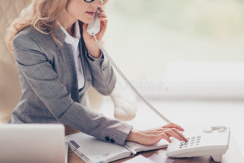 Foto potata dalla faccia mezza di profilo laterale di bella signora abile fotografie stock libere da diritti Foto potata dalla faccia mezza di profilo laterale di bella signora abile fotografie stock libere da diritti