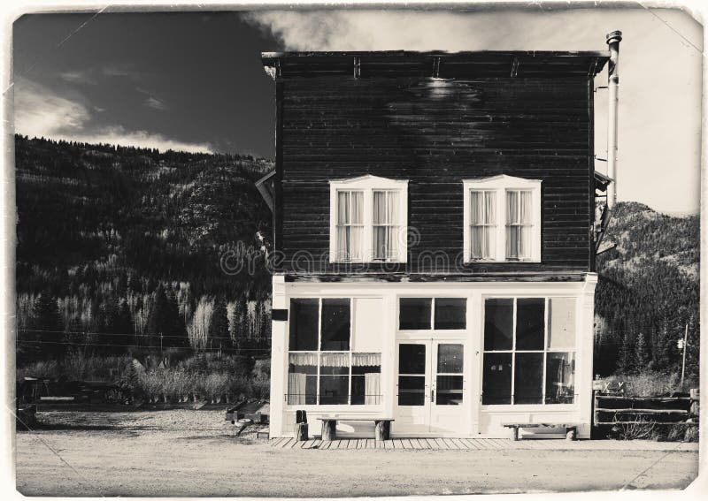 Foto preto e branco do vintage do Sepia da construção de madeira ocidental velha em St Elmo Gold Mine Ghost Town em Colorado foto de stock Foto preto e branco do vintage do Sepia da construção de madeira ocidental velha em St Elmo Gold Mine Ghost Town em Colorado foto de stock