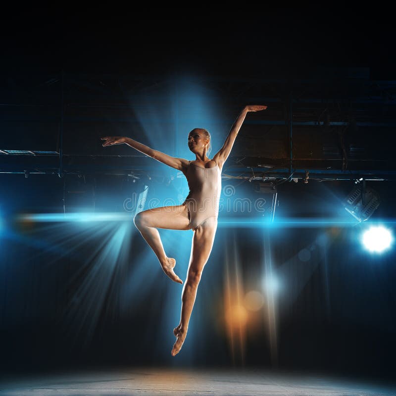 Foto quadrada do dançarino de bailado louro novo no salto na fase imagens de stock royalty free Foto quadrada do dançarino de bailado louro novo no salto na fase imagens de stock royalty free