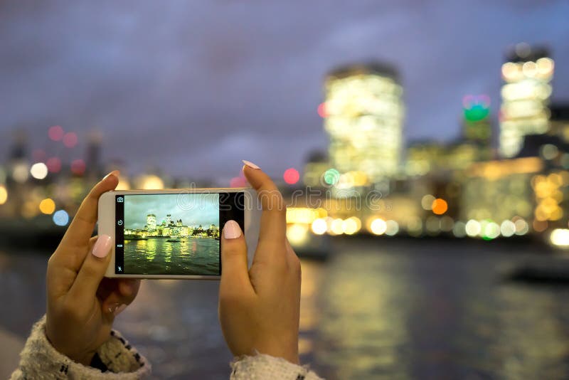 Foto que toma turística, puente de la torre, Londres, con el teléfono móvil