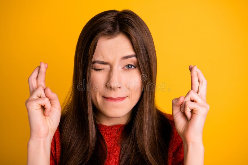 Foto ravvicinata di una fidanzata disperata preoccupata con le dita incrociate che si accendono a un occhio sotto pressione spera