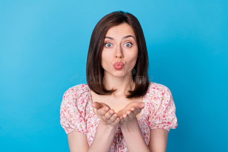 Foto ravvicinata di una ragazza attraente e carina che tiene per mano mandando un bacio con un'amante dell'aria, ti ritrovi isolat fotografie stock libere da diritti