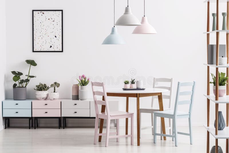 Foto reale di un interno pastello della sala da pranzo con una tavola, sedie fotografia stock libera da diritti Foto reale di un interno pastello della sala da pranzo con una tavola, sedie fotografia stock libera da diritti