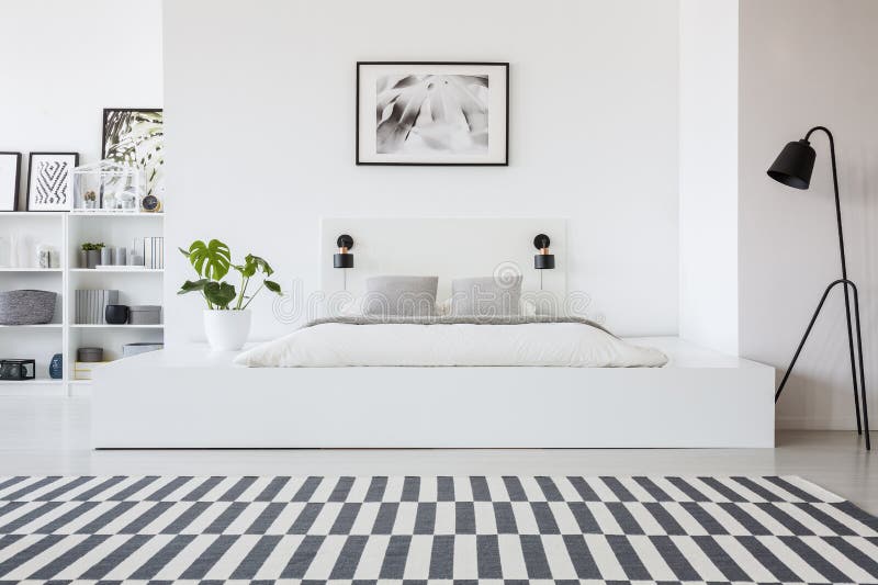 Foto reale di una lampada nera che sta accanto ad uno spirito bianco della piattaforma immagine stock