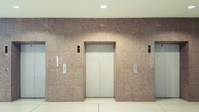 Foto realística das portas abertas e fechados do elevador do prédio de escritórios do metal do cromo Levante o assoalho do transp