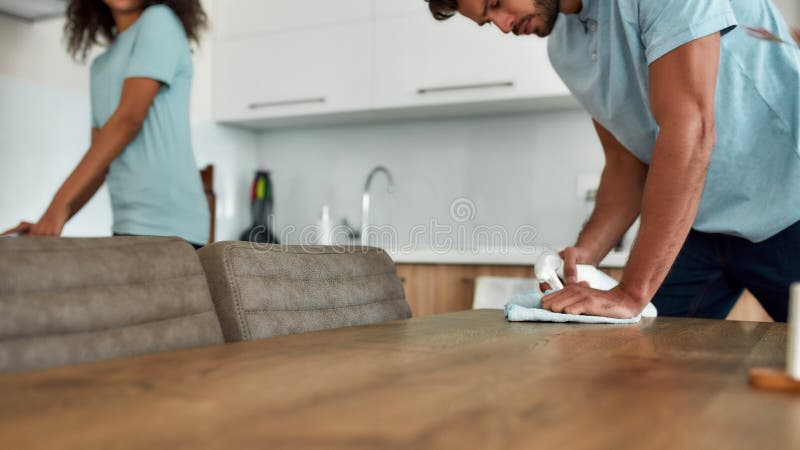 Foto recortada de dois jovens limpadores profissionais de uniforme trabalhando juntos na cozinha. cozinha de limpeza jovem fotos de stock