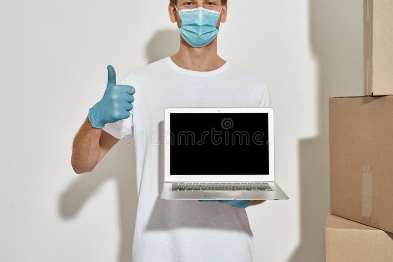 Foto recortada de um jovem mensageiro mostrando o dedo grande para cima foto de stock