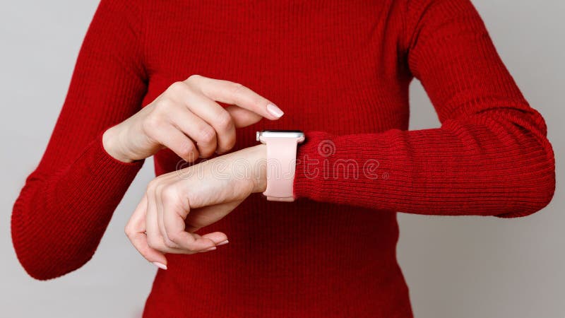 Foto recortada de uma mulher tocando em cena ou usando seu toque inteligente em seu pulso verificando o tempo fotografia de stock