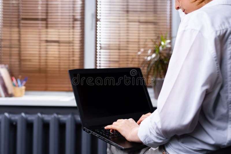 Foto recortada do conceito de emprego de entrevista de estudante. mock up aptop vídeo chamada on-line apresentando novo plano anti fotos de stock