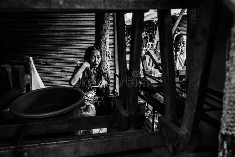 Foto rápida de la señora que se prepara con un peine fotos de archivo Foto rápida de la señora que se prepara con un peine fotos de archivo