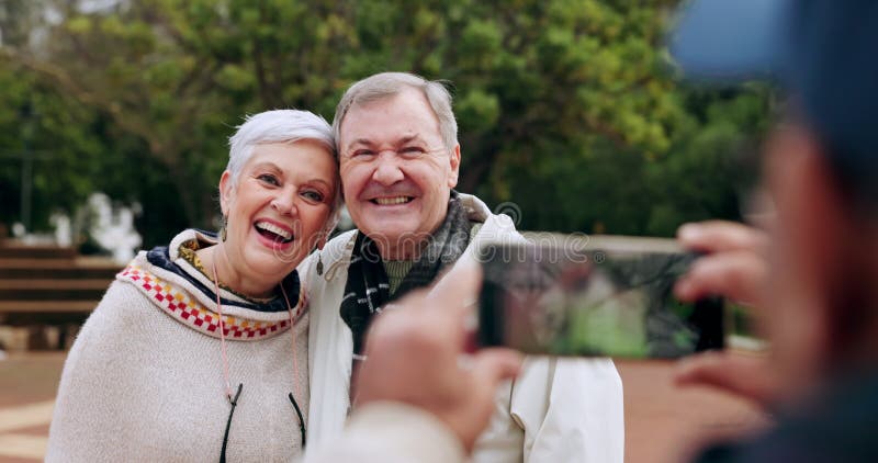 Foto ' s en glimlach van ervaren echtgenoten buiten in een park voor sociale media - reisgeheugen en liefde. profielafbeelding gel