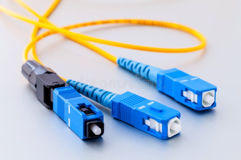 Foto simbolica dei connettori di fibre ottiche per Internet veloce