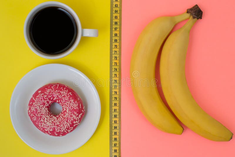 Foto sopraelevata di vista del abobe superiore di perdita di peso stante a dieta dell'alimento sano e non sano che dimagrisce con immagine stock Foto sopraelevata di vista del abobe superiore di perdita di peso stante a dieta dell'alimento sano e non sano che dimagrisce con immagine stock