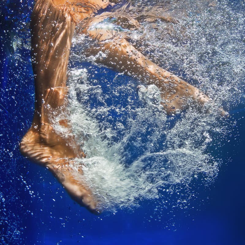 Foto subacquea delle gambe delle donne nello stagno fotografie stock Foto subacquea delle gambe delle donne nello stagno fotografie stock