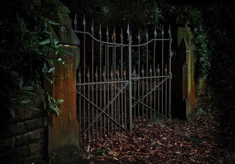 Foto temperamental, discreto de Rusty Iron Gates Ajar fotografia de stock royalty free Foto temperamental, discreto de Rusty Iron Gates Ajar fotografia de stock royalty free