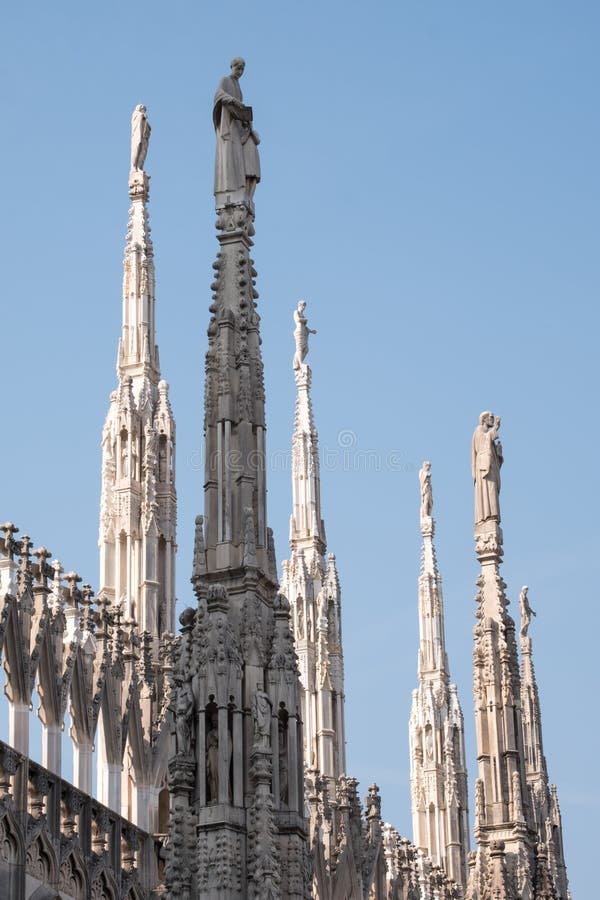 Foto tomada arriba para arriba en las terrazas de los di Milano de Milan Cathedral/del Duomo, mostrando la arquitectura gótica de fotografía de archivo Foto tomada arriba para arriba en las terrazas de los di Milano de Milan Cathedral/del Duomo, mostrando la arquitectura gótica de fotografía de archivo