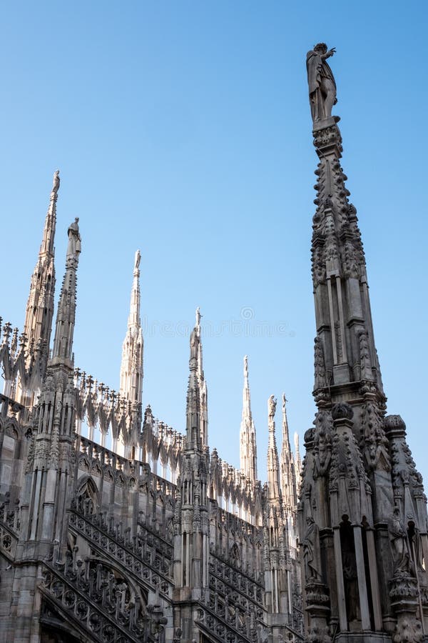Foto tomada arriba para arriba en las terrazas de los di Milano de Milan Cathedral/del Duomo, mostrando la arquitectura gótica de imagen de archivo libre de regalías Foto tomada arriba para arriba en las terrazas de los di Milano de Milan Cathedral/del Duomo, mostrando la arquitectura gótica de imagen de archivo libre de regalías
