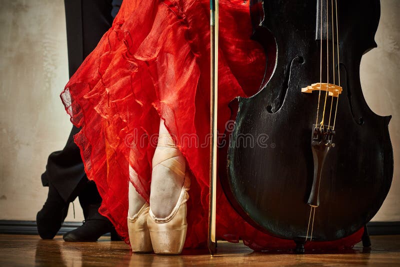 Foto van ballet pointe en Latijnse dansersschoenen en cello stock fotografie Foto van ballet pointe en Latijnse dansersschoenen en cello stock fotografie