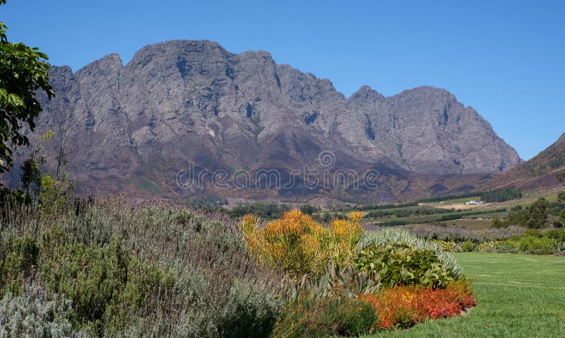 Foto van de Franschhoek-vallei die uit Mont Rochelle Wine Estate, Zuid-Afrika wordt genomen, dat door Richard Branson wordt bezet royalty-vrije stock foto's Foto van de Franschhoek-vallei die uit Mont Rochelle Wine Estate, Zuid-Afrika wordt genomen, dat door Richard Branson wordt bezet royalty-vrije stock foto's