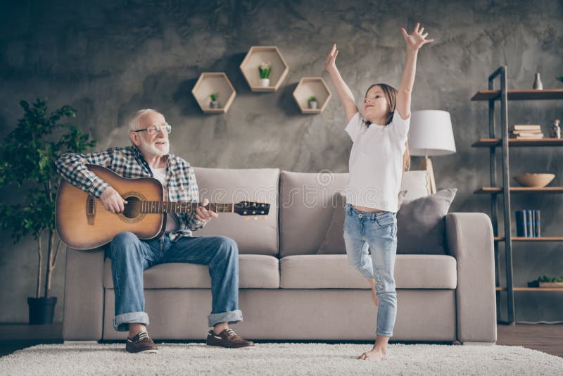 Foto van de grappige oude kleindochter die gitaardansen speelt en plezier belooft thuis te blijven stock foto's Foto van de grappige oude kleindochter die gitaardansen speelt en plezier belooft thuis te blijven stock foto's