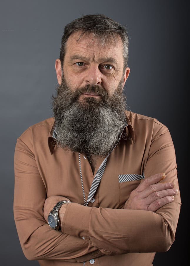 Foto van een boze knorrige oude mens die zeer ontstemd kijken Mannelijke mens met lange baard op zijn gezicht Sluit omhoog gezich stock afbeelding Foto van een boze knorrige oude mens die zeer ontstemd kijken Mannelijke mens met lange baard op zijn gezicht Sluit omhoog gezich stock afbeelding