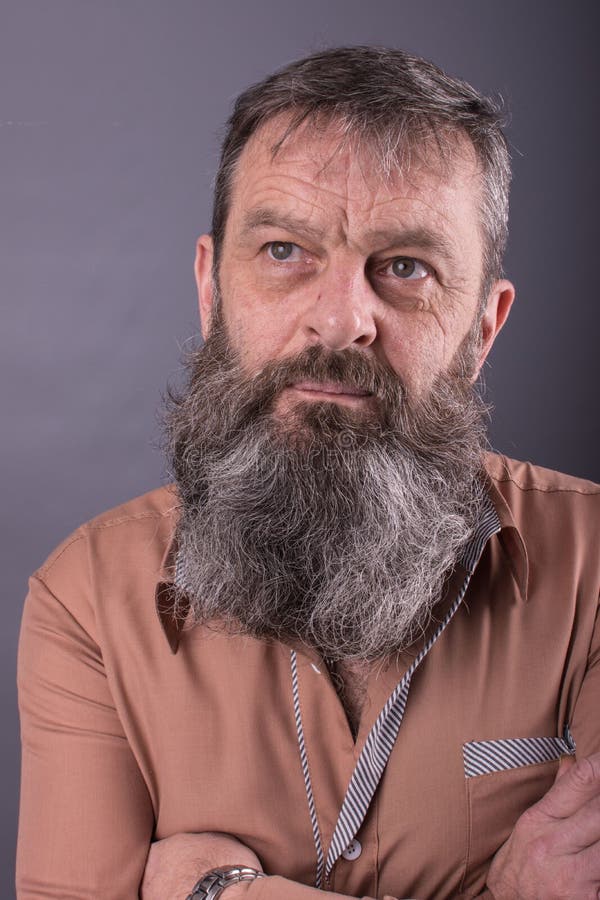 Foto van een boze knorrige oude mens die zeer ontstemd kijken Mannelijke mens met lange baard op zijn gezicht Sluit omhoog gezich stock foto Foto van een boze knorrige oude mens die zeer ontstemd kijken Mannelijke mens met lange baard op zijn gezicht Sluit omhoog gezich stock foto