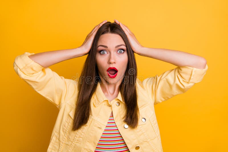 Foto van een gekke emotionele vrouw die ziet dat de verkoop onverwacht is begonnen in een gestreepte T-shirt geïsoleerde levendig stock afbeeldingen Foto van een gekke emotionele vrouw die ziet dat de verkoop onverwacht is begonnen in een gestreepte T-shirt geïsoleerde levendig stock afbeeldingen