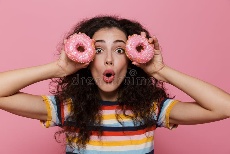 Foto van mooie vrouwenjaren '20 met krullend haar die pret en het houden hebben stock afbeelding Foto van mooie vrouwenjaren '20 met krullend haar die pret en het houden hebben stock afbeelding