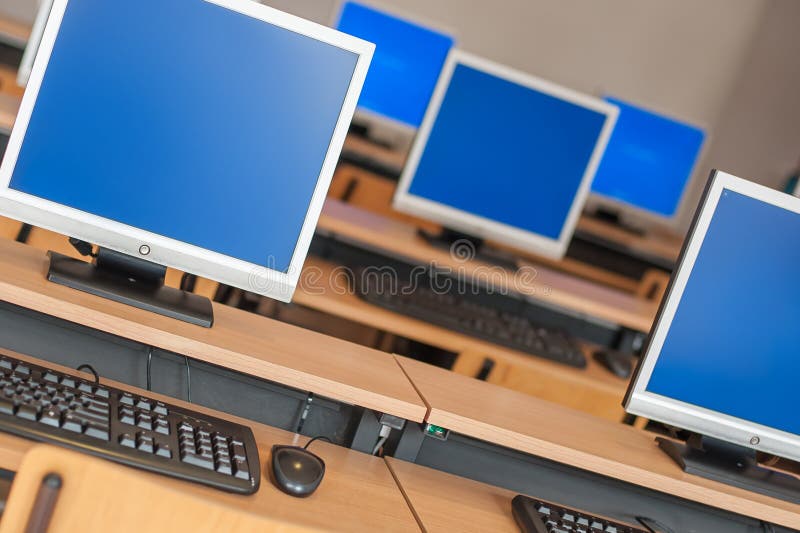 Foto van rijcomputers in klaslokaal of andere onderwijsinstitu