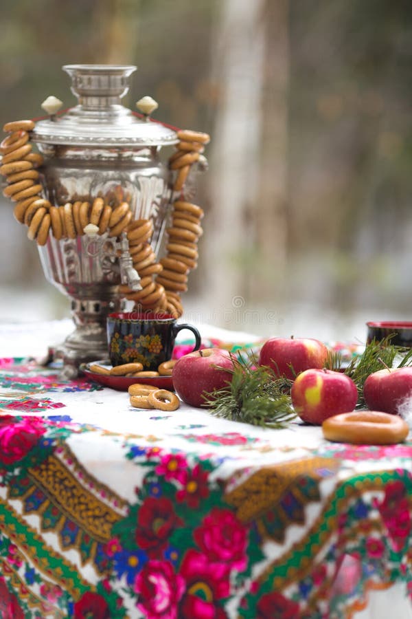 Foto van stilleven in de Russische stijl, met appelen, samovar en ongezuurde broodjes, voor thee royalty-vrije stock afbeelding Foto van stilleven in de Russische stijl, met appelen, samovar en ongezuurde broodjes, voor thee royalty-vrije stock afbeelding