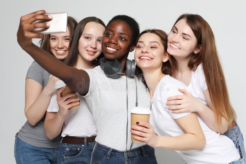 Foto van vijf multi-etnische en meisjes die selfie lachen nemen royalty-vrije stock foto Foto van vijf multi-etnische en meisjes die selfie lachen nemen royalty-vrije stock foto