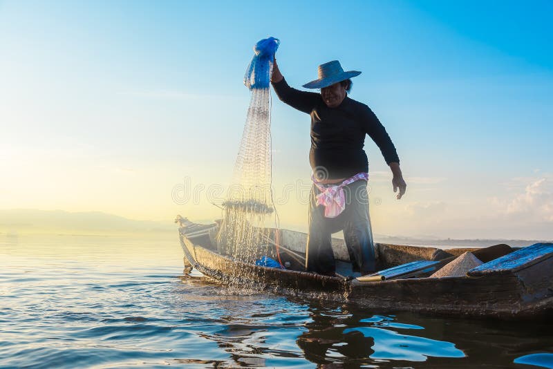 Foto van waterspat wordt geschoten van visser die terwijl het werpen fishin stock foto Foto van waterspat wordt geschoten van visser die terwijl het werpen fishin stock foto