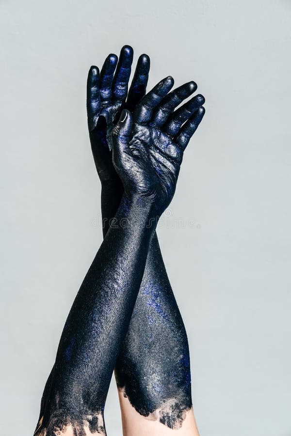 Foto vertical de la mano negra de la muerte con las chispas en vagos grises imágenes de archivo libres de regalías Foto vertical de la mano negra de la muerte con las chispas en vagos grises imágenes de archivo libres de regalías