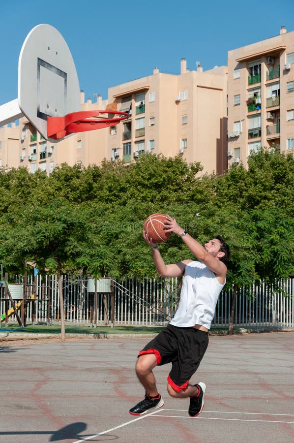 Foto Vertical De Uma Pessoa Jogando Basquete Foto de Stock