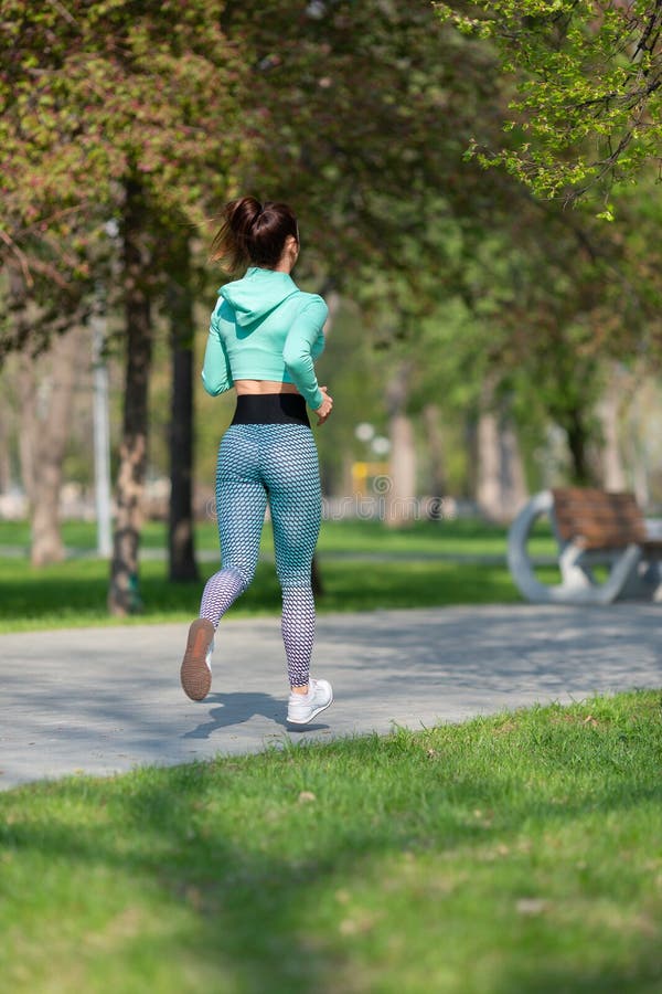 Foto Vertical De Una Mujer Corriendo En El Parque En La Madrugada. Mujer  Atractiva Que Se Mantiene En Forma Y Saludable Foto de archivo - Imagen de  hembra, modelo: 219412120